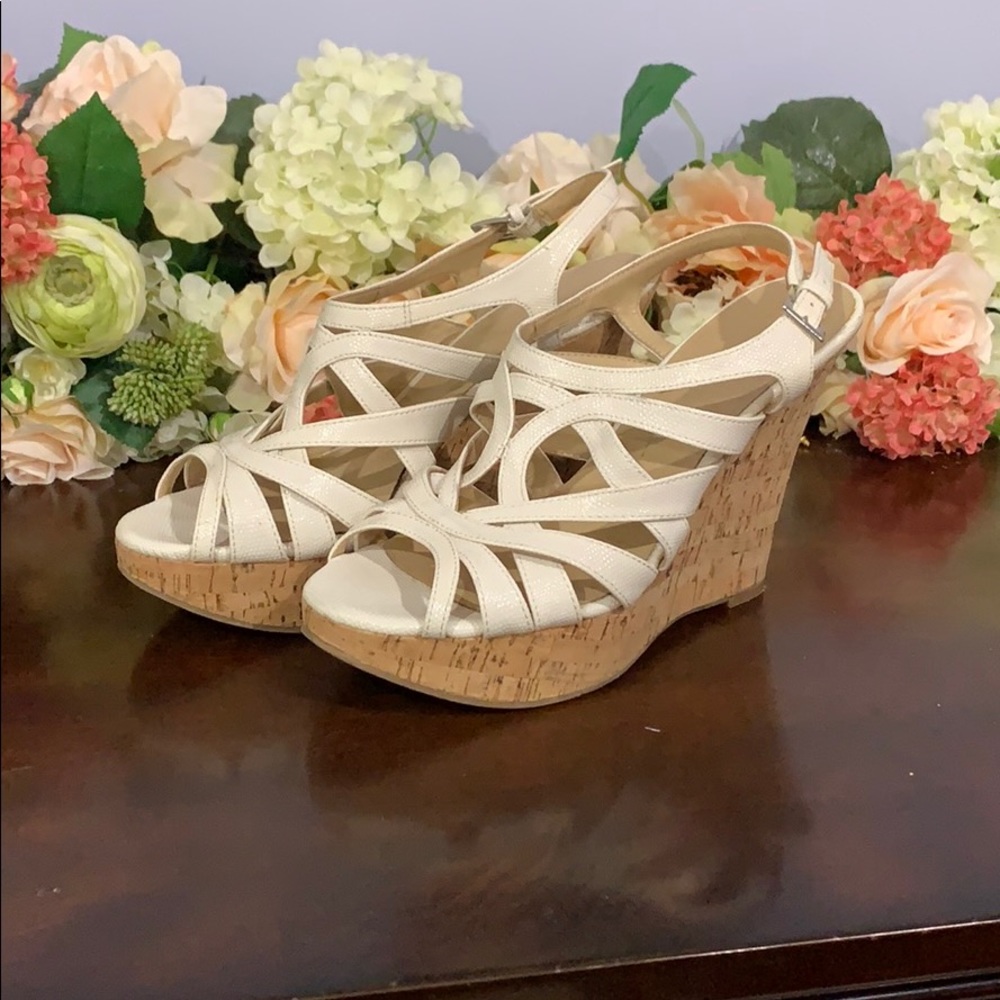 X-appeal wedges. White 9.5